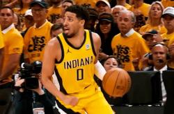 爱游戏体育首页-步行者捍卫荣耀：团队篮球奏响逆袭序曲，雷霆败走印第安纳