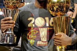 爱游戏体育网址-名记：2020年湖人总冠军会被黑只因为詹姆斯带湖人夺冠！