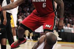 爱游戏-BR：詹姆斯各项数据碾压科比！库里也比科比好很多！