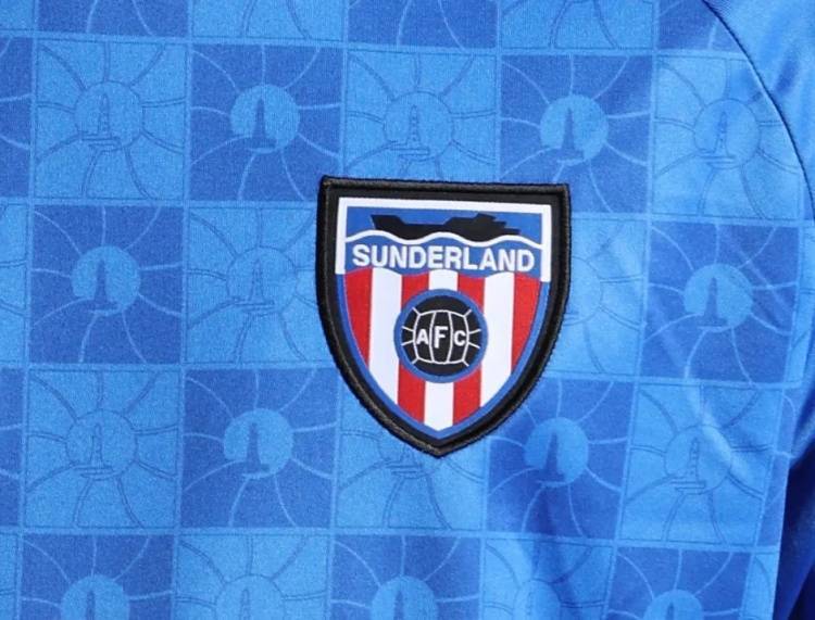 太阳报:桑德兰新赛季客场队服将使用新队徽,主场依然是旧队徽