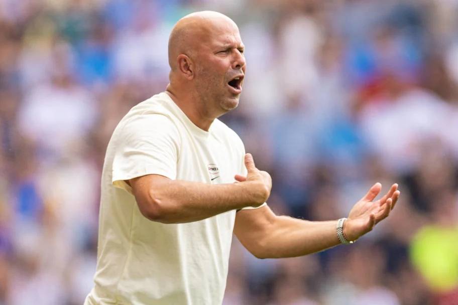 斯洛特否认后防危机,暗示利物浦将签新中卫