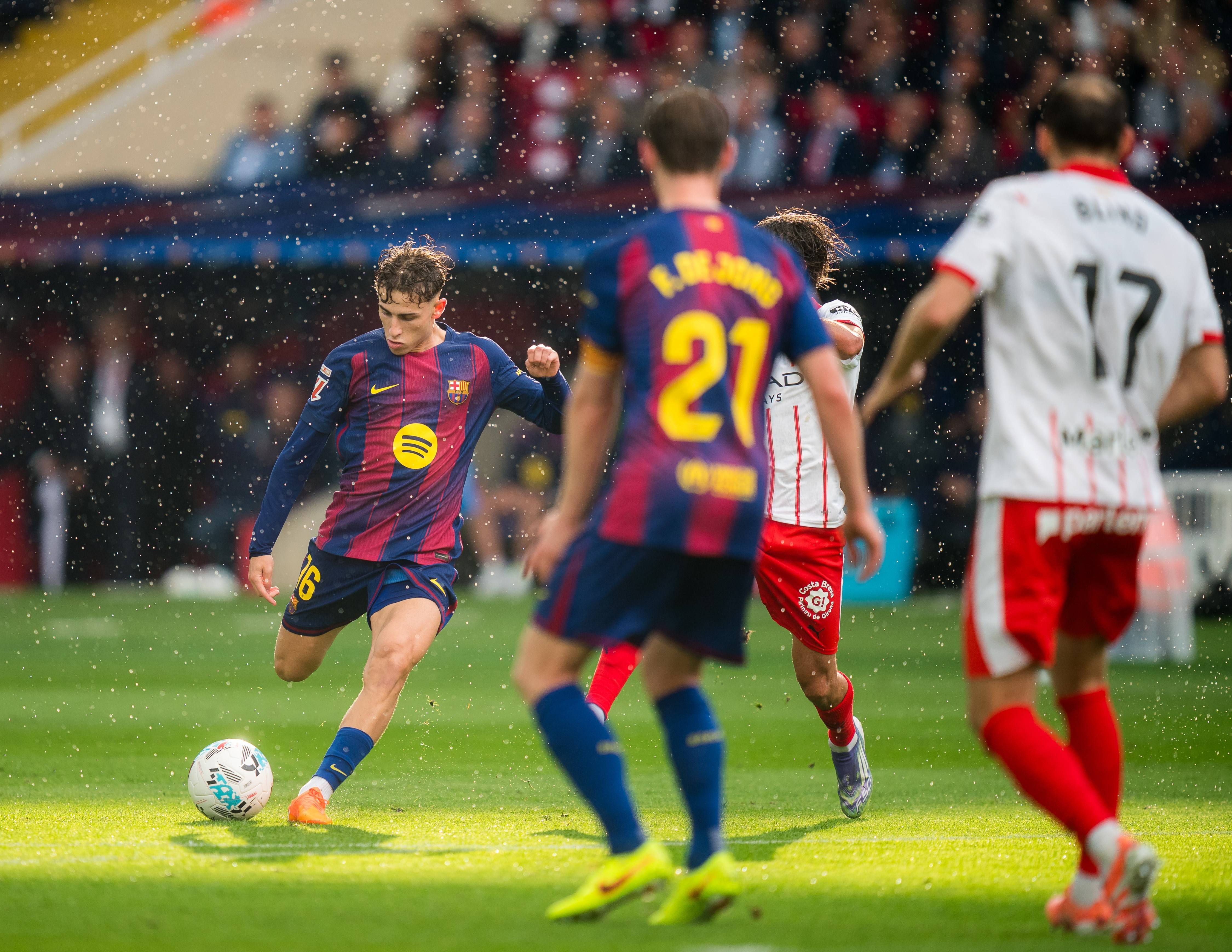 (体育)足球——西甲:巴塞罗那胜赫罗纳