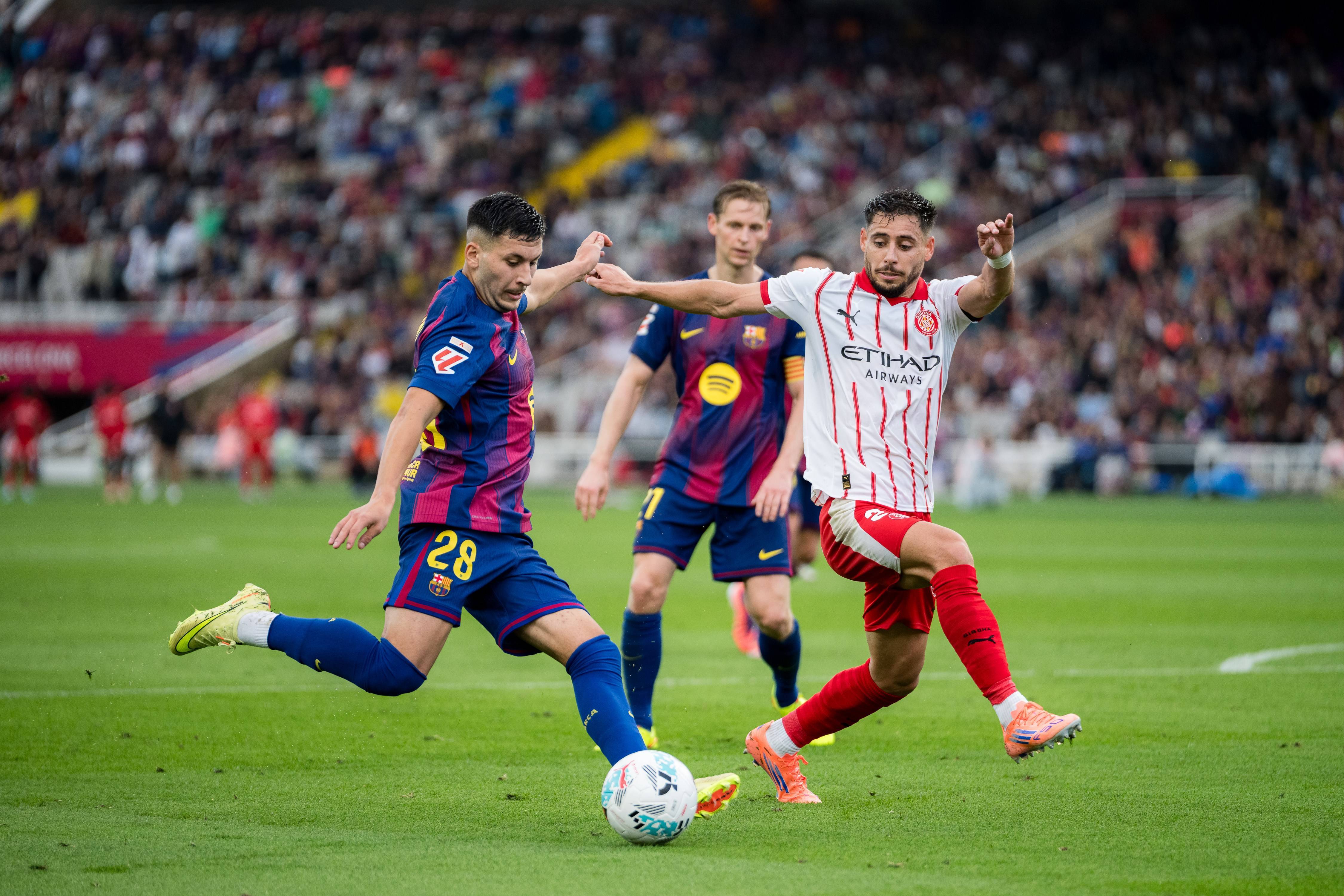 (体育)足球——西甲:巴塞罗那胜赫罗纳