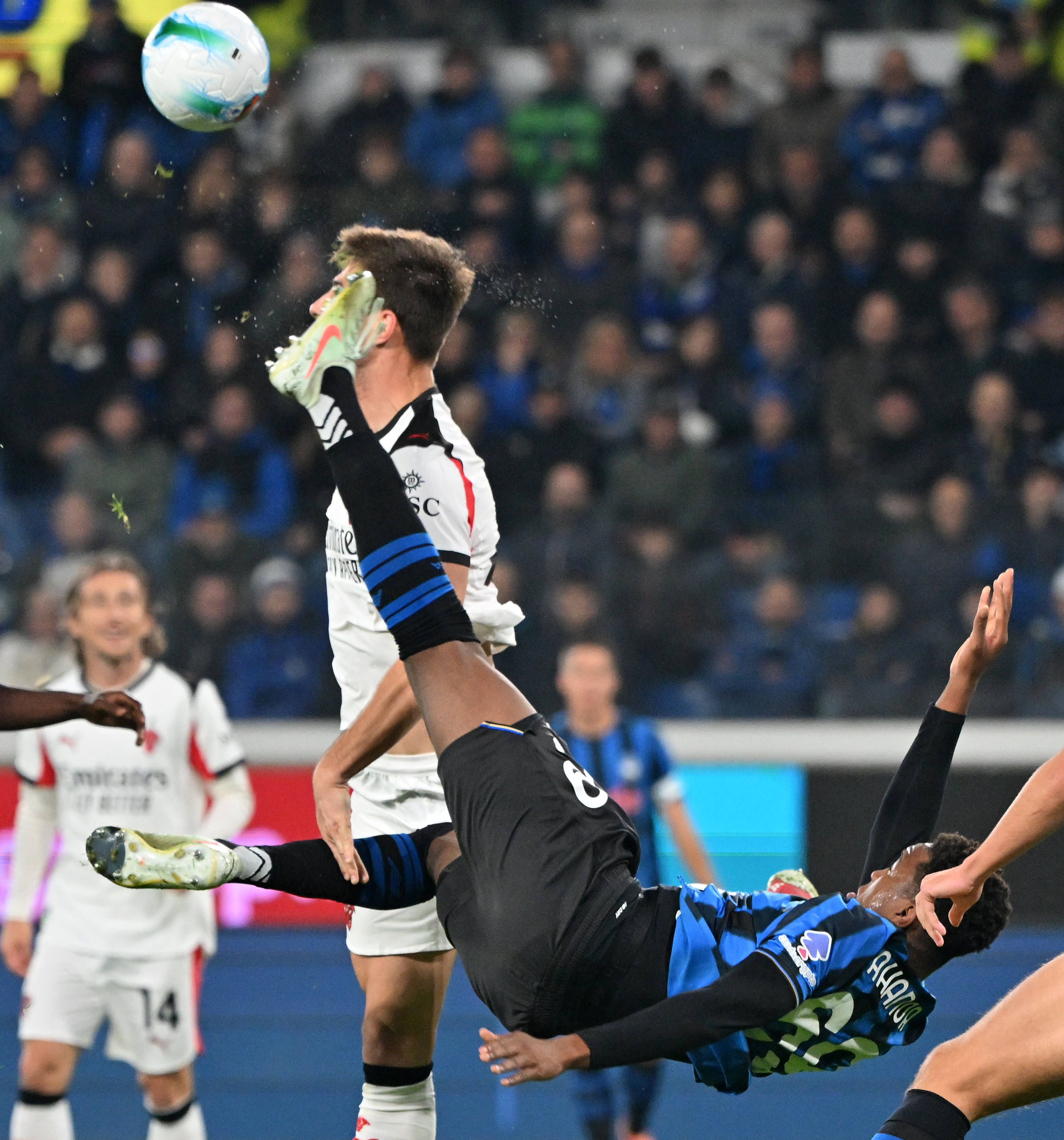 （体育）足球——意甲：亚特兰大平AC米兰